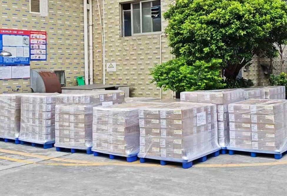 Karton yang sudah dikemas dan menunggu pengiriman
